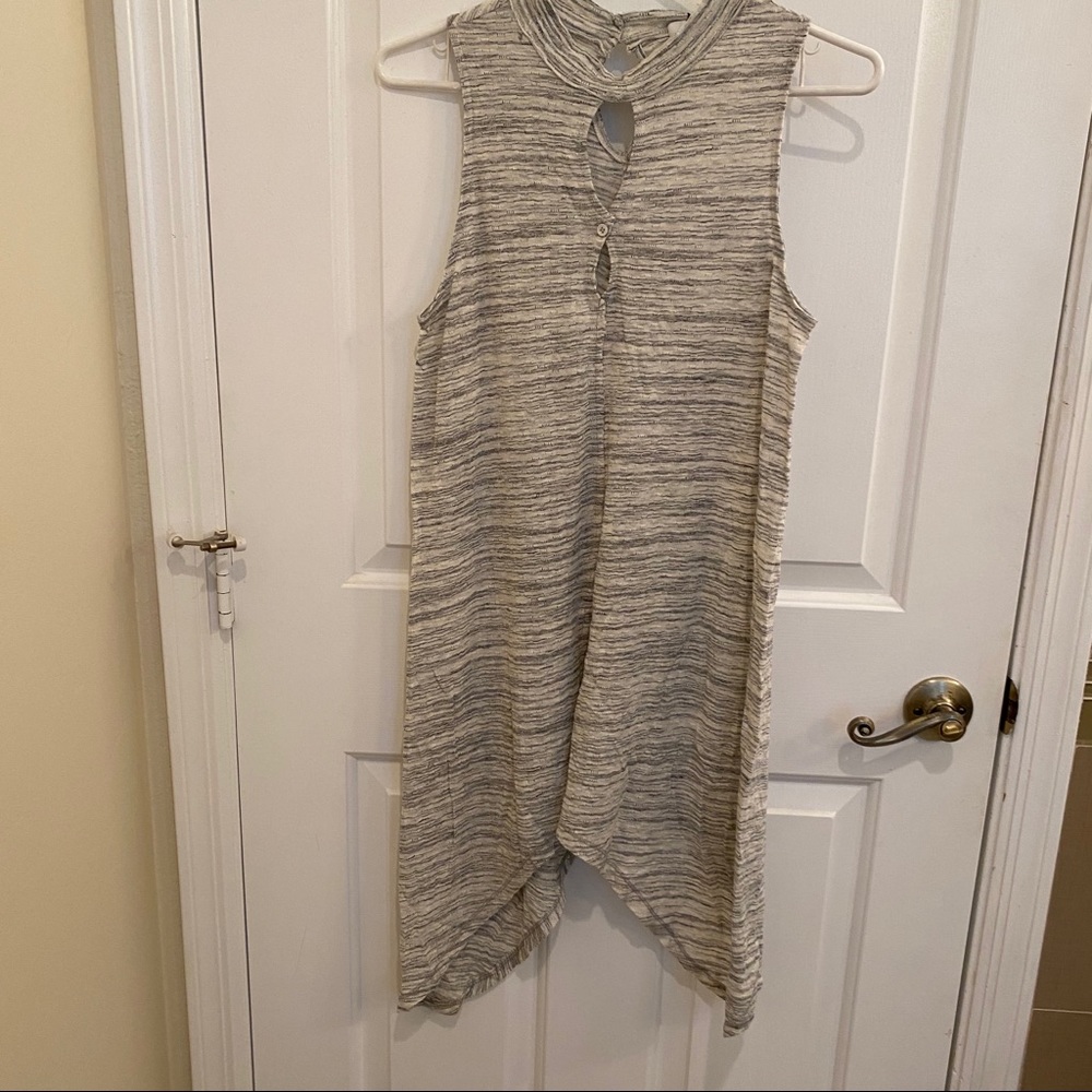 Sleeveless tunic with keyhole accents :)